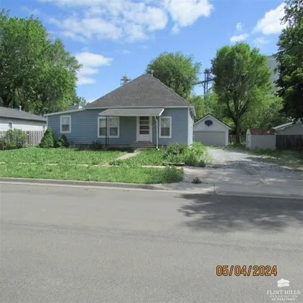 Buy this 3 bed house on 365 West Pack Street in Moundridge, McPherson County