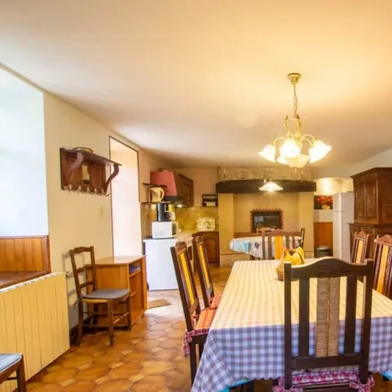 Rent this 3 bed townhouse on 24290 Montignac-Lascaux