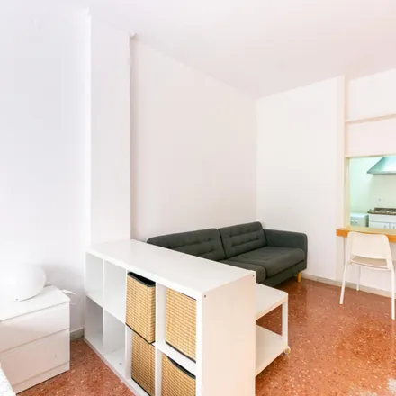 Image 7 - Carrer de Joaquín Costa, 64, 08001 Barcelona, Spain - Apartment for rent