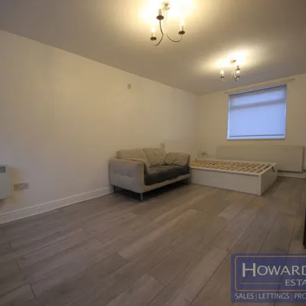 Image 9 - The Highlands, Mollison Way, South Stanmore, London, HA8 5QP, United Kingdom - Apartment for rent
