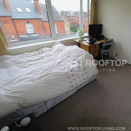 Image 9 - Delph Mount, Leeds, LS6 2HW, United Kingdom - House for rent
