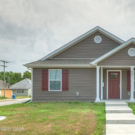Rent this 3 bed house on 320 East 18th Street in Joplin, MO 64804