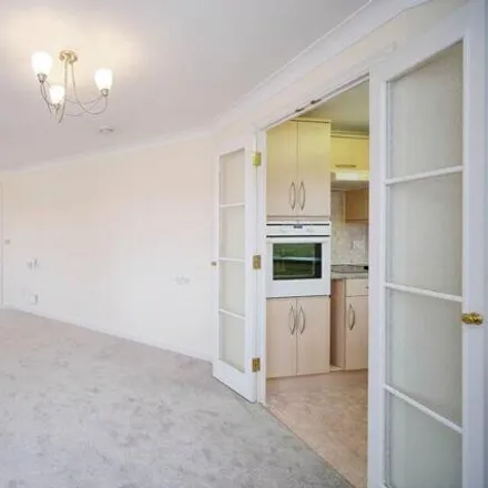 Image 2 - Reeves Court, Camberley, Surrey, Gu15 3ej - Apartment for sale