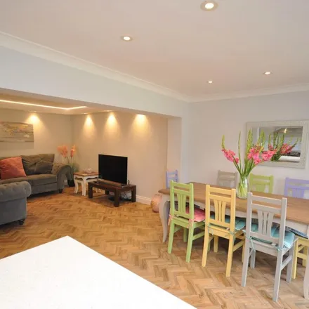 Image 5 - Nelwyn Avenue, London, RM11 2PY, United Kingdom - Apartment for rent