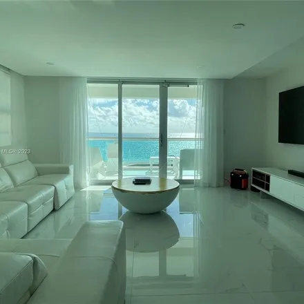 Image 7 - Collins Avenue Service Road, Miami Beach, FL 33140, USA - Apartment for rent
