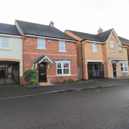 Rent this 4 bed house on Field Close in Tamworth, B77 1BW