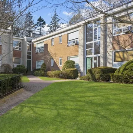 Buy this studio apartment on 14 Channing Place in Waverly, Eastchester