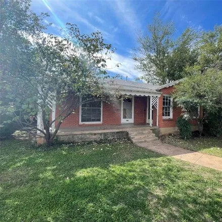 Rent this 2 bed house on 629 East North 16th Street in Abilene, TX 79601
