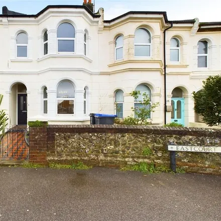 Rent this 3 bed townhouse on Bridge Road in Worthing, BN14 7BX