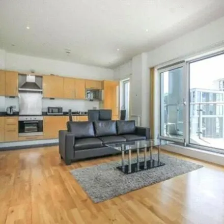 Rent this 2 bed room on 35 Lincoln Plaza in Millwall, London