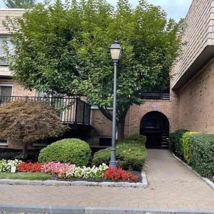 Buy this 1 bed condo on 330 Central Park Avenue in Village of Scarsdale, NY 10583