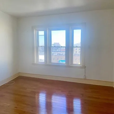 Rent this 3 bed apartment on Dunkin' Donuts in Park Avenue, Union City