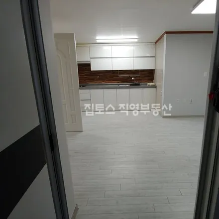 Rent this 3 bed apartment on 서울특별시 서초구 잠원동 38-20