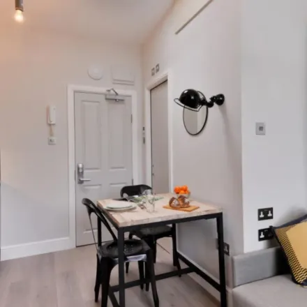 Rent this 1 bed apartment on 27 Linden Gardens in London, W2 4HF