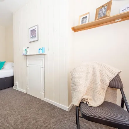 Rent this 7 bed room on 3-37 Headingley Mount in Leeds, LS6 3EW
