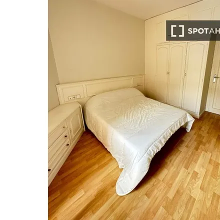 Rent this 5 bed room on Carrer del Trinquet in 16, 08034 Barcelona