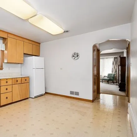 Image 7 - 5748 South Kenneth Avenue, Chicago, IL 60629, USA - House for sale
