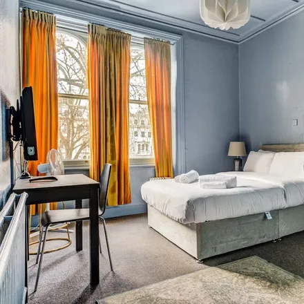 Rent this studio apartment on 84 Kensington Gardens Square