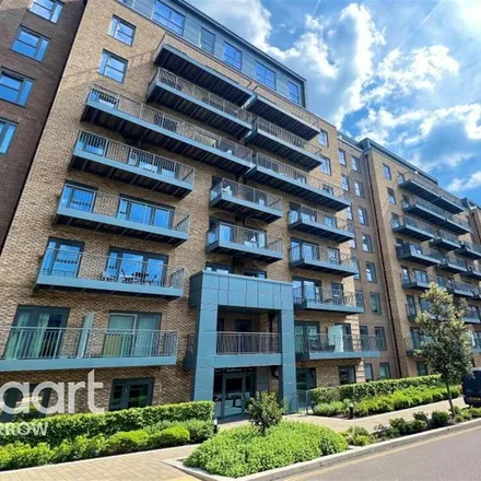 Rent this 3 bed apartment on Fairbank House in Beaufort Square, London