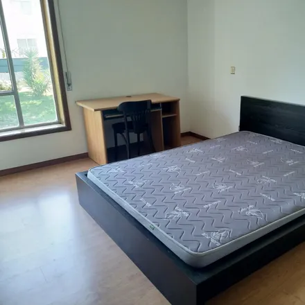 Rent this 3 bed room on Praça Diogo Cão in 4430-106 Vila Nova de Gaia, Portugal