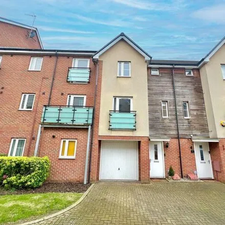 Buy this 3 bed townhouse on Leyland Road in Dunstable, LU6 1FF