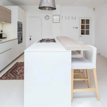 Rent this 4 bed apartment on Kingwood Road in London, SW6 6SW