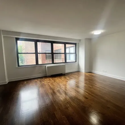 Image 3 - 240 East 82nd Street, New York, NY 10028, USA - Apartment for rent