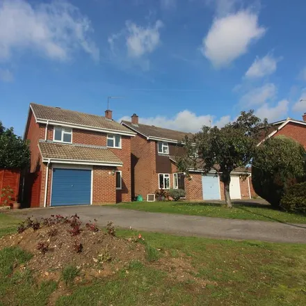 Rent this 3 bed house on 5 Eynsham Close in Reading, RG5 4LF