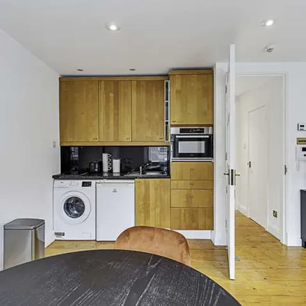 Image 4 - 40-44 Newman Street, East Marylebone, London, W1T 1AR, United Kingdom - Apartment for rent