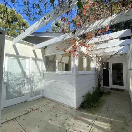 Image 1 - 808 Bienveneda Avenue, Los Angeles, CA 90272, USA - Apartment for rent