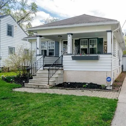 Buy this 3 bed house on 239 Oak Grove Avenue in Green Bay, WI 54302