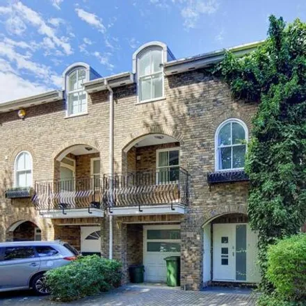 Rent this 3 bed townhouse on 9 Oxford Gate in London, W6 7DA