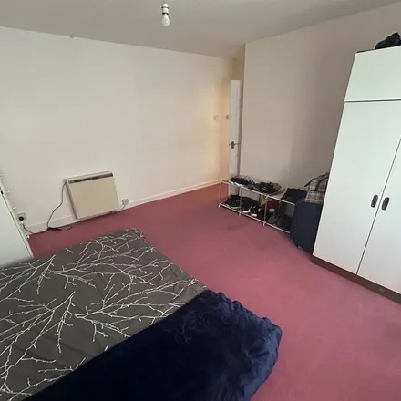 Image 1 - Warstones Rd / Warstones Drive, Warstones Road, Wolverhampton, WV4 4LD, United Kingdom - Apartment for rent