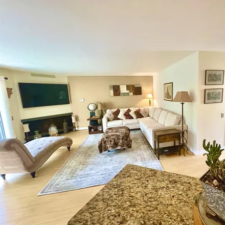 Rent this 1 bed townhouse on 10th Court in Santa Monica, CA 90402