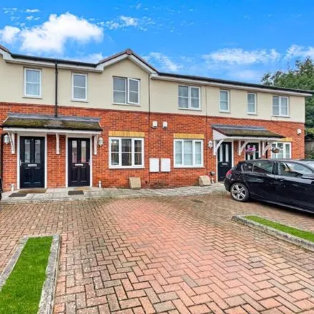 Image 1 - Trinity Close, Luton, LU3 1TP, United Kingdom - Townhouse for sale