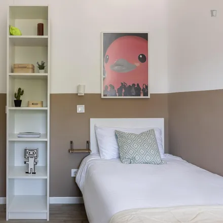 Rent this 3 bed room on Edificio Campomanes in Calle Daoíz, 28903 Getafe