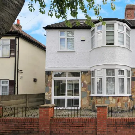 Rent this 5 bed townhouse on Halstead Road in London, N21 3DY
