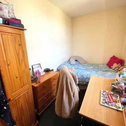 Rent this 6 bed apartment on Demon Dave's Barbers in Bishop Street, Portsmouth