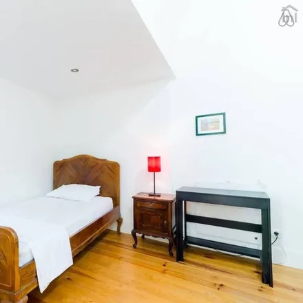 Rent this 4 bed room on Rua do Carrião