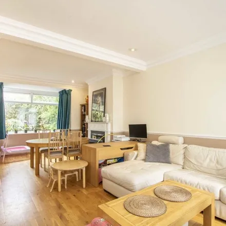 Rent this 4 bed apartment on Perivale Gardens in London, W13 8DH