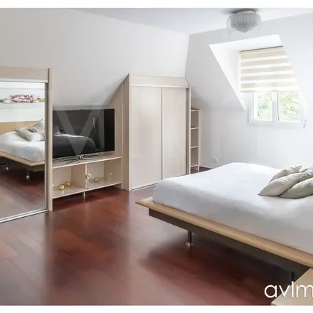 Rent this 11 bed apartment on 12 Rue de Pontoise in 78100 Saint-Germain-en-Laye, France