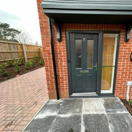 Rent this 3 bed duplex on The Woodlands in Warley Salop, B68 9BA