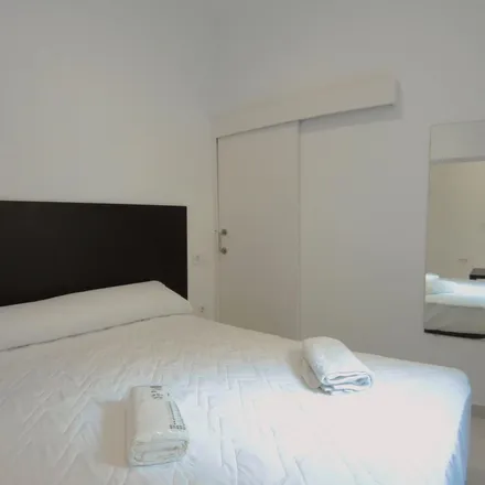 Rent this 1 bed apartment on Madrid in Calle de Rodrigo Uhagón, 28026 Madrid