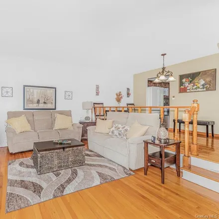 Image 6 - 240 Revere Avenue, New York, NY 10465, USA - Townhouse for sale