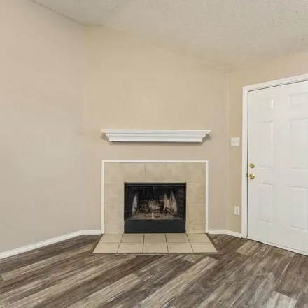 Image 4 - 828 Cedar Ridge Lane, Burleson, TX 76097, USA - Apartment for rent