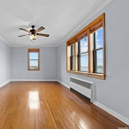 Image 3 - 128-11 Newport Avenue, New York, NY 11694, USA - Apartment for sale