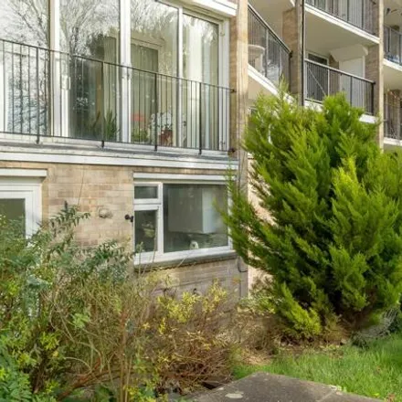 Image 9 - Warwick Court, Northlands Drive, Winchester, SO23 7AN, United Kingdom - Apartment for sale