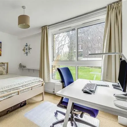 Image 3 - March Court, Warwick Drive, London, SW15 6LB, United Kingdom - Apartment for sale
