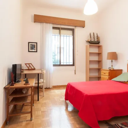 Rent this 4 bed room on Calle de Donoso Cortés in 76, 28015 Madrid