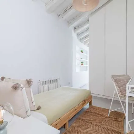 Rent this 2 bed apartment on Madrid in Calle del León, 35